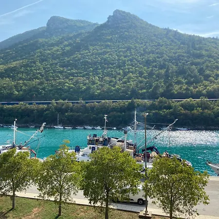 Appartamento Lena - New, At Seafront And With Access!!! Plomin